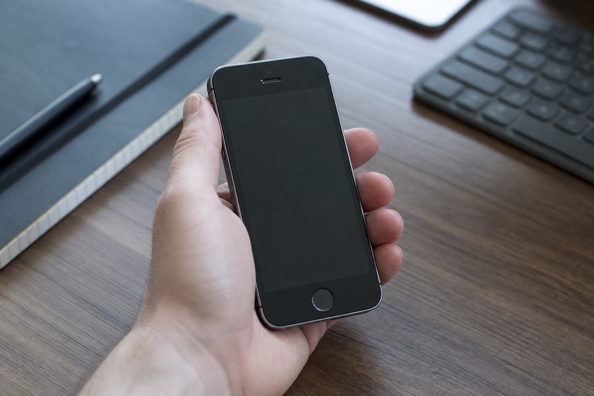 iPhone SE (2022) photo: how to check IMEI/serial and warranty coverage